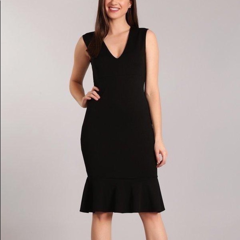 SLEEVELESS V-NECK DRESS